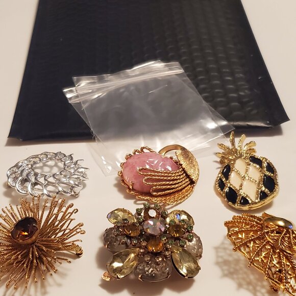 6 Pins or Brooches, items # A -1210-1215. wt. 142 grams . - Picture 14 of 14